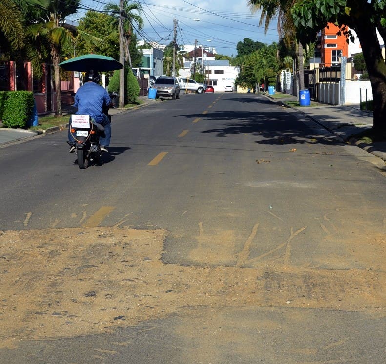 Caasd olvidó asfaltar esta parte de la calle  Font Bernard.