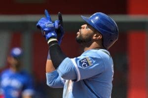 Bates de Reales despiertan en triunfo ante Azulejos