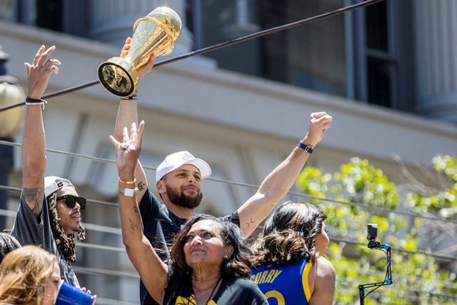 Multitudinaria fiesta en San Francisco por el título de NBA de los Warriors