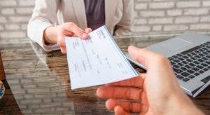 Arrestan dos hombres al intentar cambiar cheques falsos