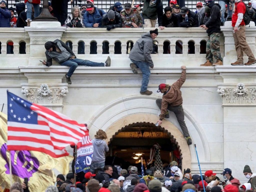 Mientras Trump regresaba a la Casa Blanca, la situación en el Capitolio empeoraba. Los alborotadores de la turba pro Trump irrumpieron en las barricadas policiales, agredieron a los agentes, rompieron ventanas y embistieron puertas.