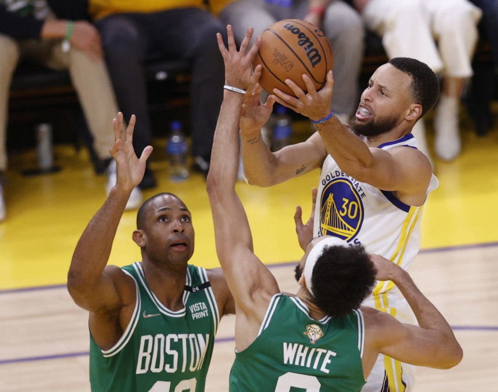 San Francisco (Estados Unidos).- El escolta de los Golden State Warriors, Stephen Curry (D), remata por encima del centro defensor de los Boston Celtics, Al Horford (I), y el escolta de los Boston Celtics, Derrick White (C), durante el segundo cuarto del segundo partido. de la serie final de la Asociación Nacional de Baloncesto (NBA) entre los Golden State Warriors y los Boston Celtics en el Chase Center de San Francisco, California,