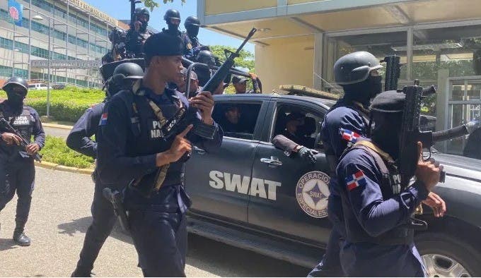 Un equipo élite de la Policía cuando llega al  Ministerio de Medio Ambiento durante el asesinato del ministro Orlando Jorge Mera ayer lunes.