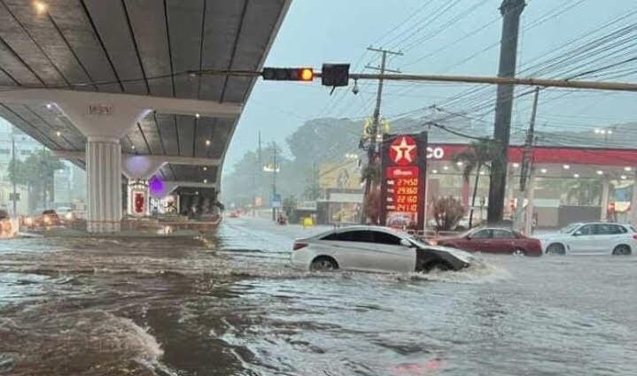Inundación ocurrida en las avenidas Estrella Sadhalá y 27 de Febrero debido al fuerte aguacero. Foto Alex Reynoso.