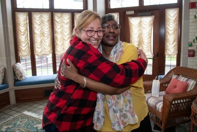 Un hígado dividido salva a dos mujeres en EEUU y las une como hermanas