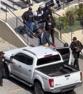 Momentos en que trasladan al asesino del ministro de Medio Ambiente