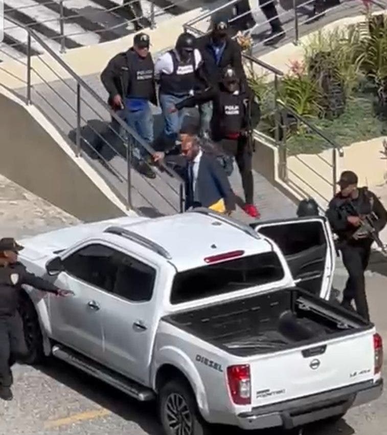 Momentos en que trasladan al asesino del ministro de Medio Ambiente