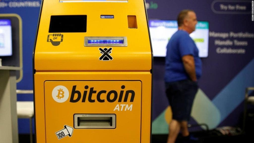 Bitcóin se desploma casi un 14 % hasta tocar mínimos