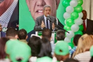 «Frente a no mires pa’ atrás, la consigna es Pa’ fuera volverán», dice Leonel a Abinader