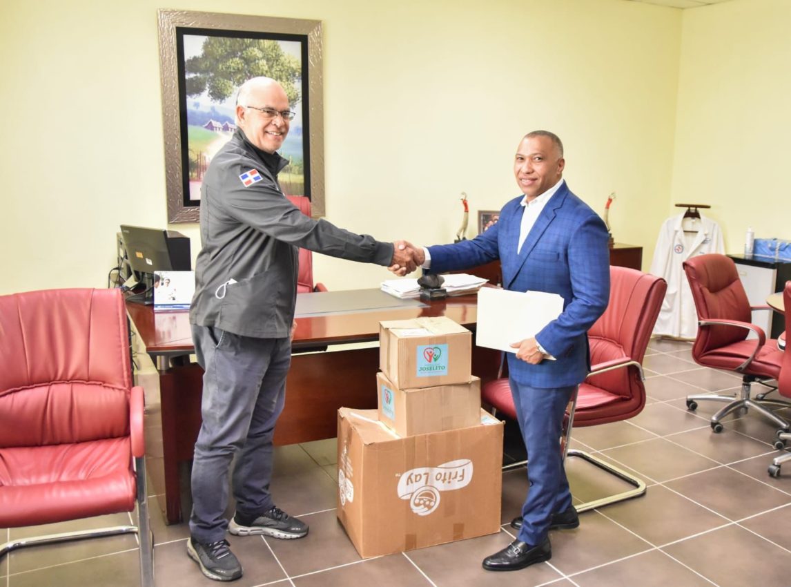 Donan insumos médicos Hospital Darío Contreras