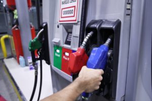 Gasolina en EE.UU.: precios alcanzan los 4 dólares, un aumento alarmante