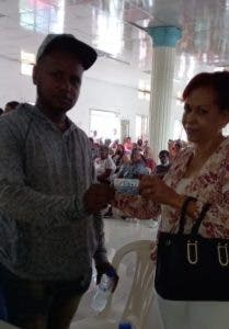 Diputada encabeza entrega de mil 800 tarjetas de Supérate