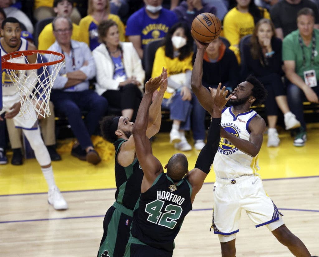 San Francisco.- El alero de los Golden State Warriors, Andrew Wiggins (R), busca lanzar un tiro más allá de un guardia defensor de los Boston Celtics, Derrick White (L), y su compañero de equipo, el centro de los Boston Celtics, Al Horford, durante el primer La mitad del quinto partido de playoffs de la final de la Asociación Nacional de Baloncesto (NBA) entre Golden State Warriors y Boston Celtics en el Chase Center de San Francisco, California, EE. UU