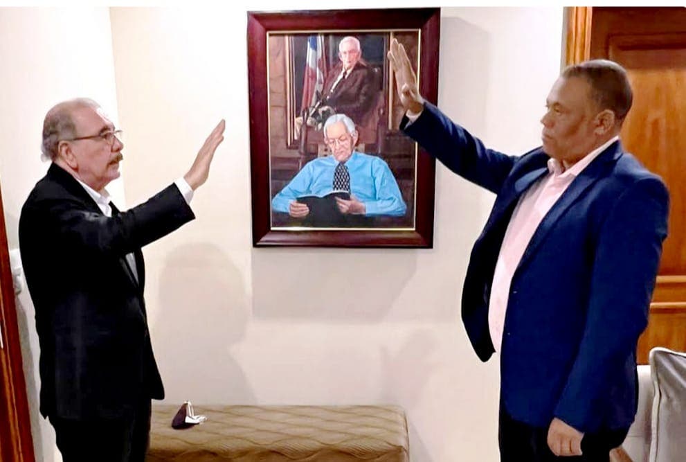 Danilo juramenta ex candidato a diputado del PRSC en el PLD