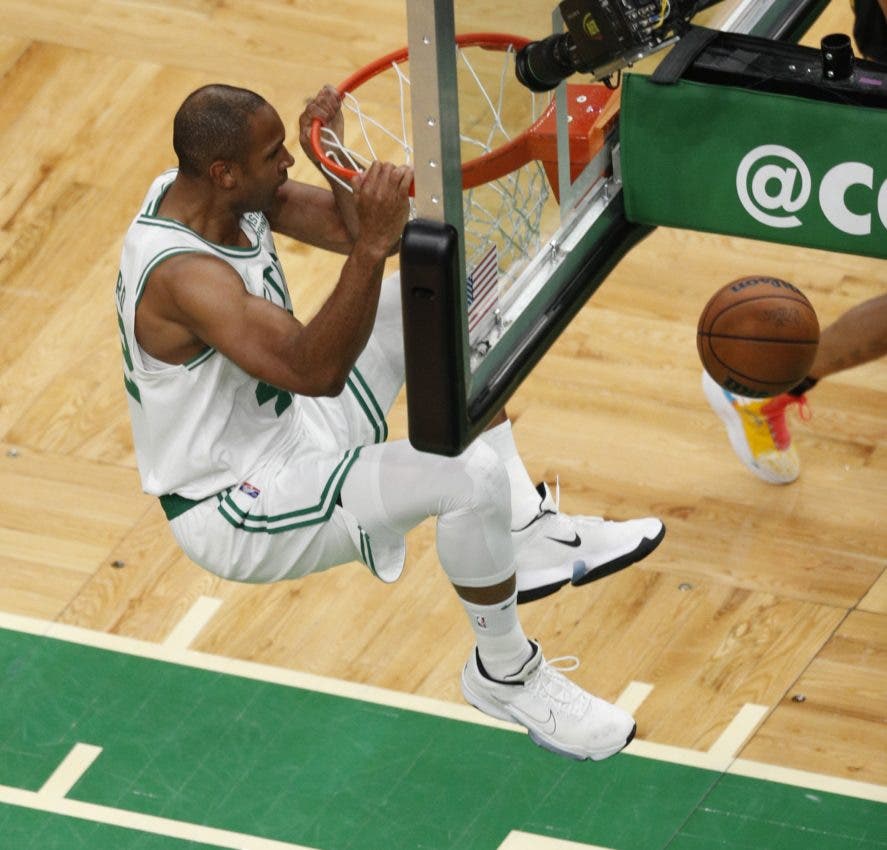 Boston.- El centro de los Boston Celtics, Al Horford (arriba), clava el balón sobre el alero de los Golden State Warriors, Draymond Green (abajo), durante la primera mitad del Juego 3 de la Asociación Nacional de Baloncesto (NBA). ) Finales entre Boston Celtics y Golden State Warriors en TD Garden, en Boston, Massachusetts, EE. UU. La serie al mejor de siete está empatada 1-1. (Baloncesto, Estados Unidos) EFE/EPA/CJ GUNTHER SHUTTERSTOCK FUERA