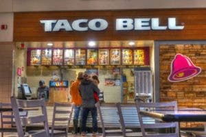 Q MUNDO: Empleado Taco Bell noquea a un cliente