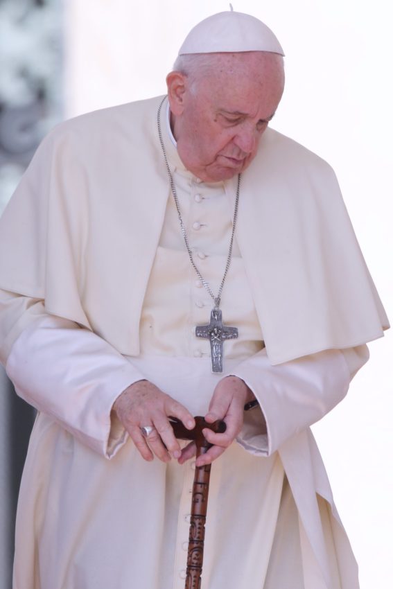 El papa se mueve ya sin la silla de ruedas y con la ayuda de un bastón