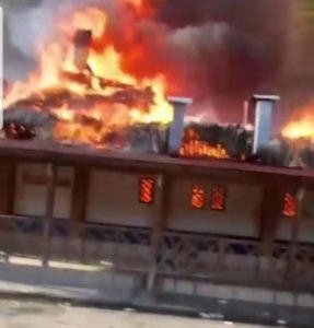 Se incendia plaza del pescado en Boca Chica