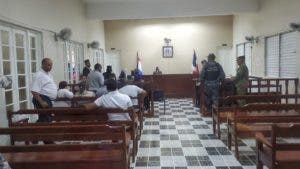 Aplazan coerción funcionario por muerte pareja de esposos