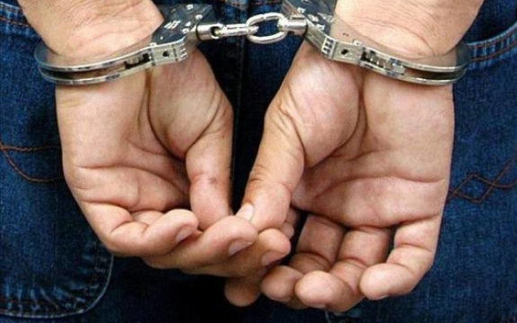 Hombre atropella peatón y carga parte del cuerpo sobre coche