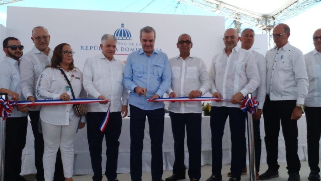Presidente Luis Abinader corta la cinta al dejar  inaugurada la reconstruida avenida Francia de Santiago