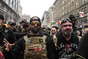 Líder de los Proud Boys es acusado de conspirar para cometer sedición en EEUU
