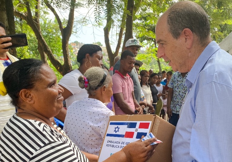 Embajada Israel asiste a familias damnificadas