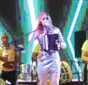 «La Barbie del Acordeón» se posiciona en merengue típico
