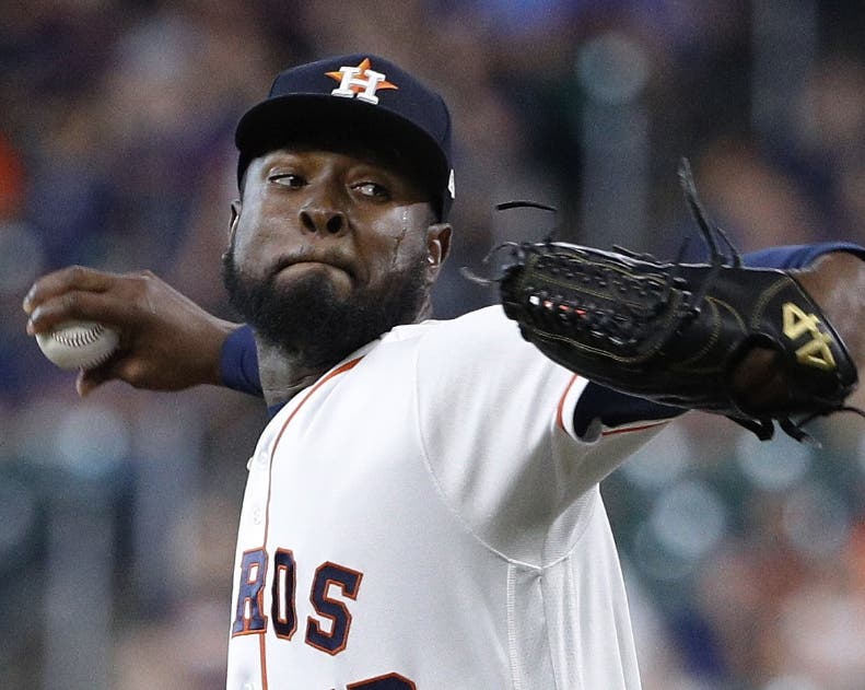 Cristian Javier es atacado por bates de los Reales