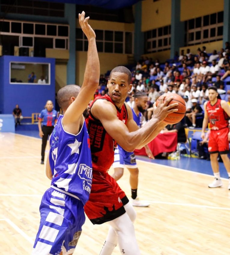 Eulis Báez decice victoria de los Leones en la LNB