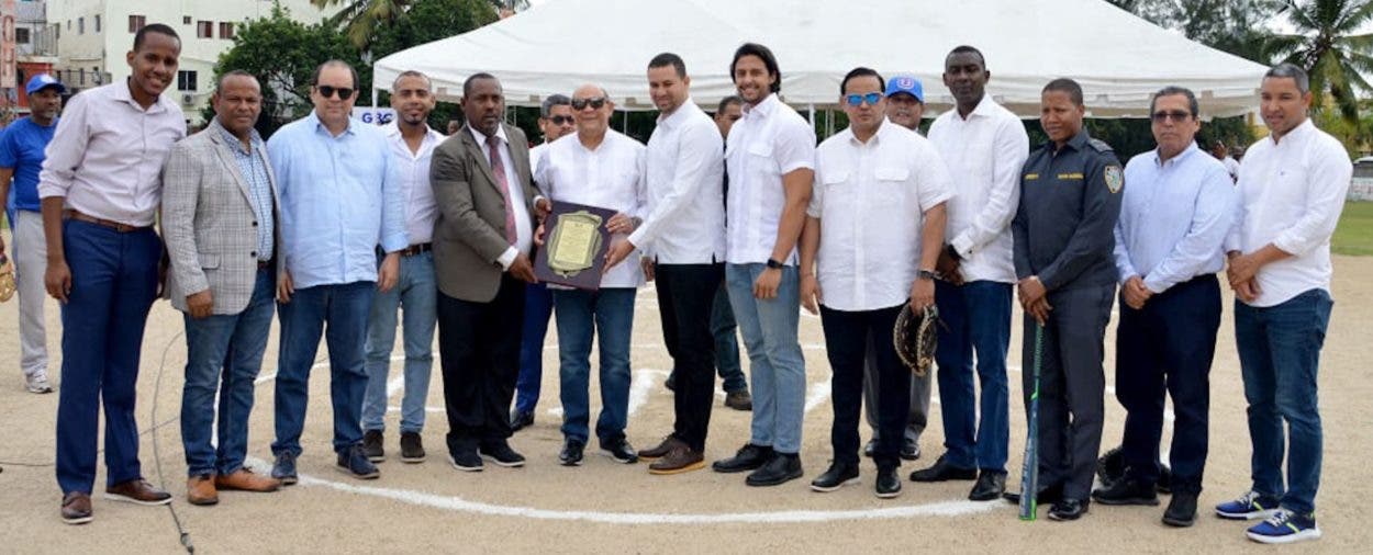 Academia Luisito Mercedes inaugura torneo de béisbol