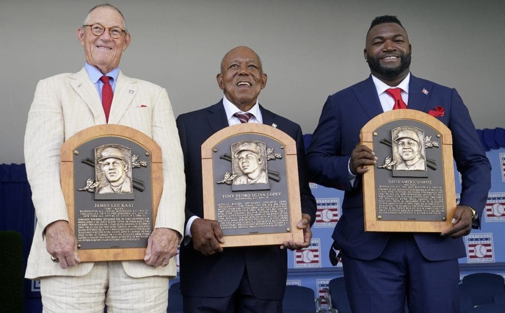 Desde la izquierda, los miembros del Salón Nacional de la Fama del Béisbol Jim Kaat, Tony Oliva y David Ortiz sostienen sus placas.