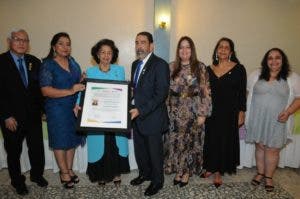 Club Rotario reconoce expresidenta por aportes realizado