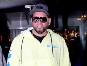 Don Chezina presenta tema «La Santy»