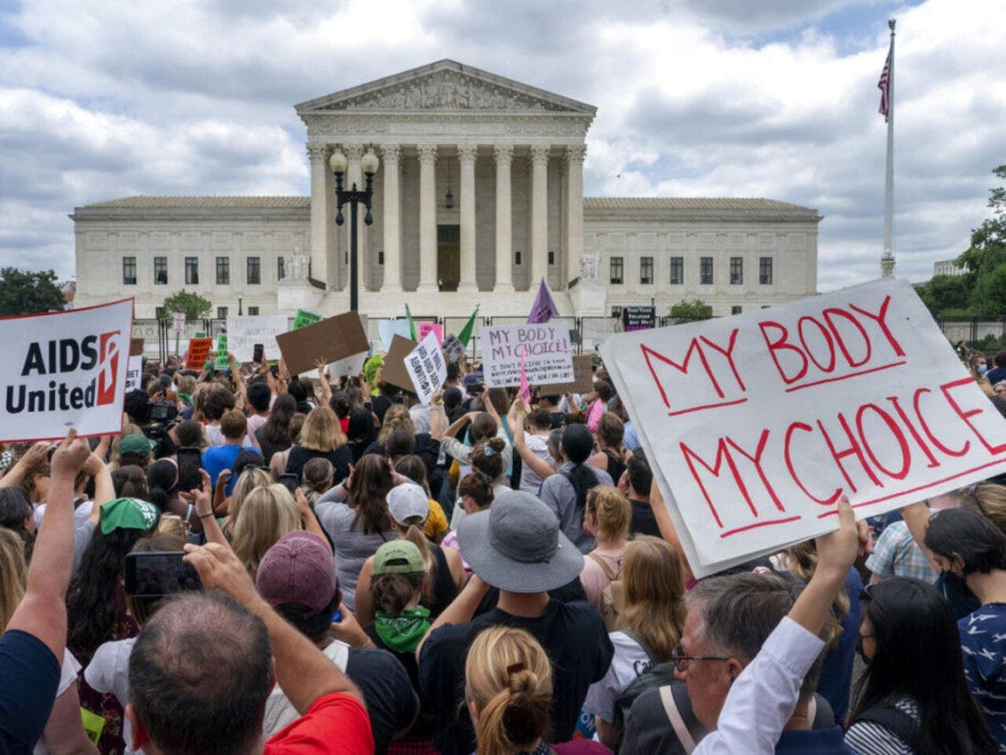 Cientos protestan frente a la Casa Blanca por la sentencia del aborto en EEUU
