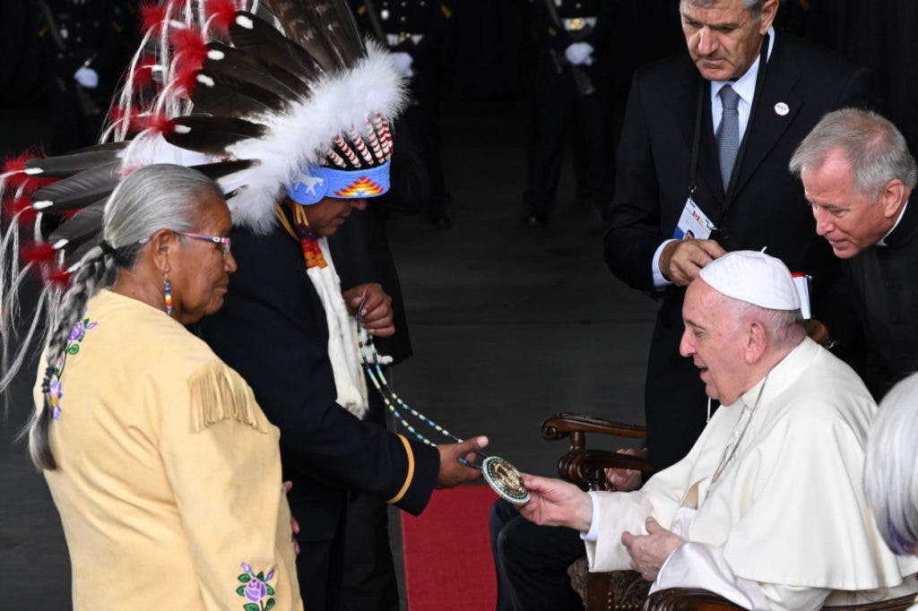 El papa promete reparación a los pueblos indígenas de Canadá