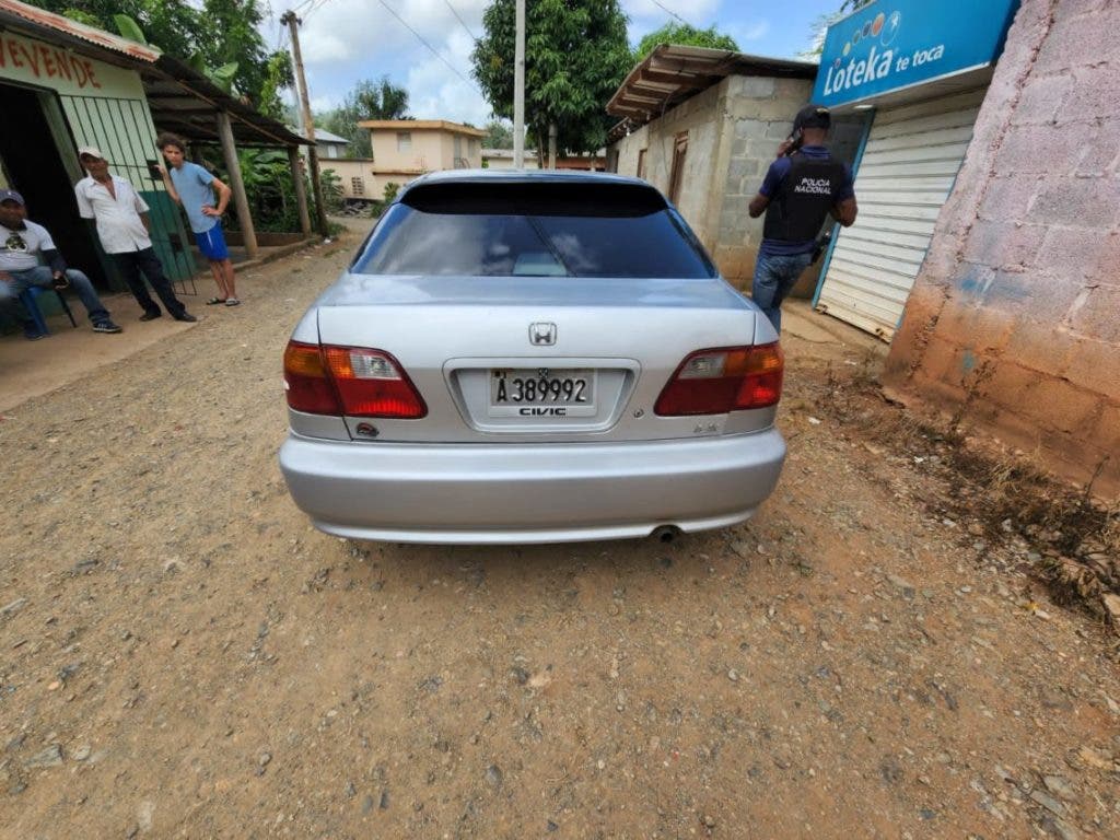 el carro del joven Frederick Pérez Ventura el cual fue localizado por la Policía en el sector La Piñita de Cotuí.