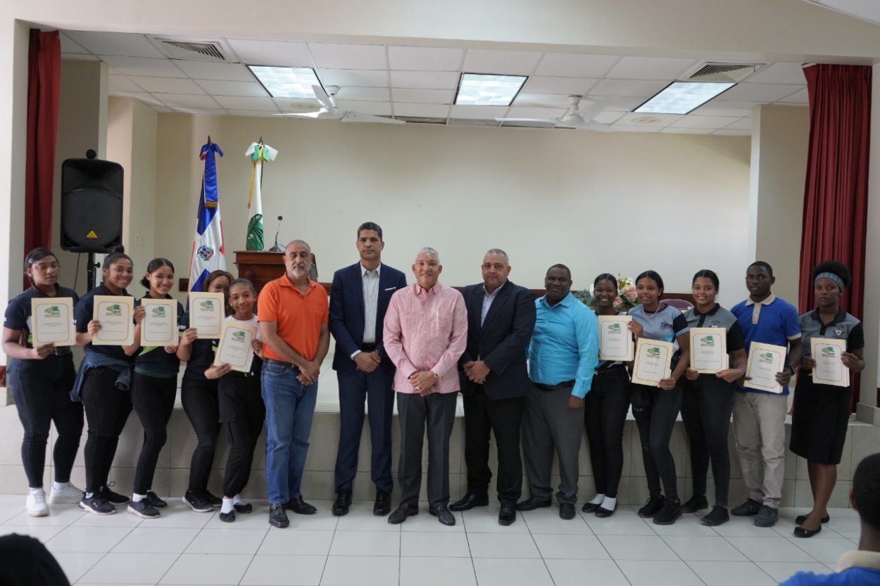 OMSA entrega certificados a estudiantes realizaron pasantías