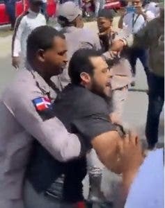 Policías se van a los puños con civiles