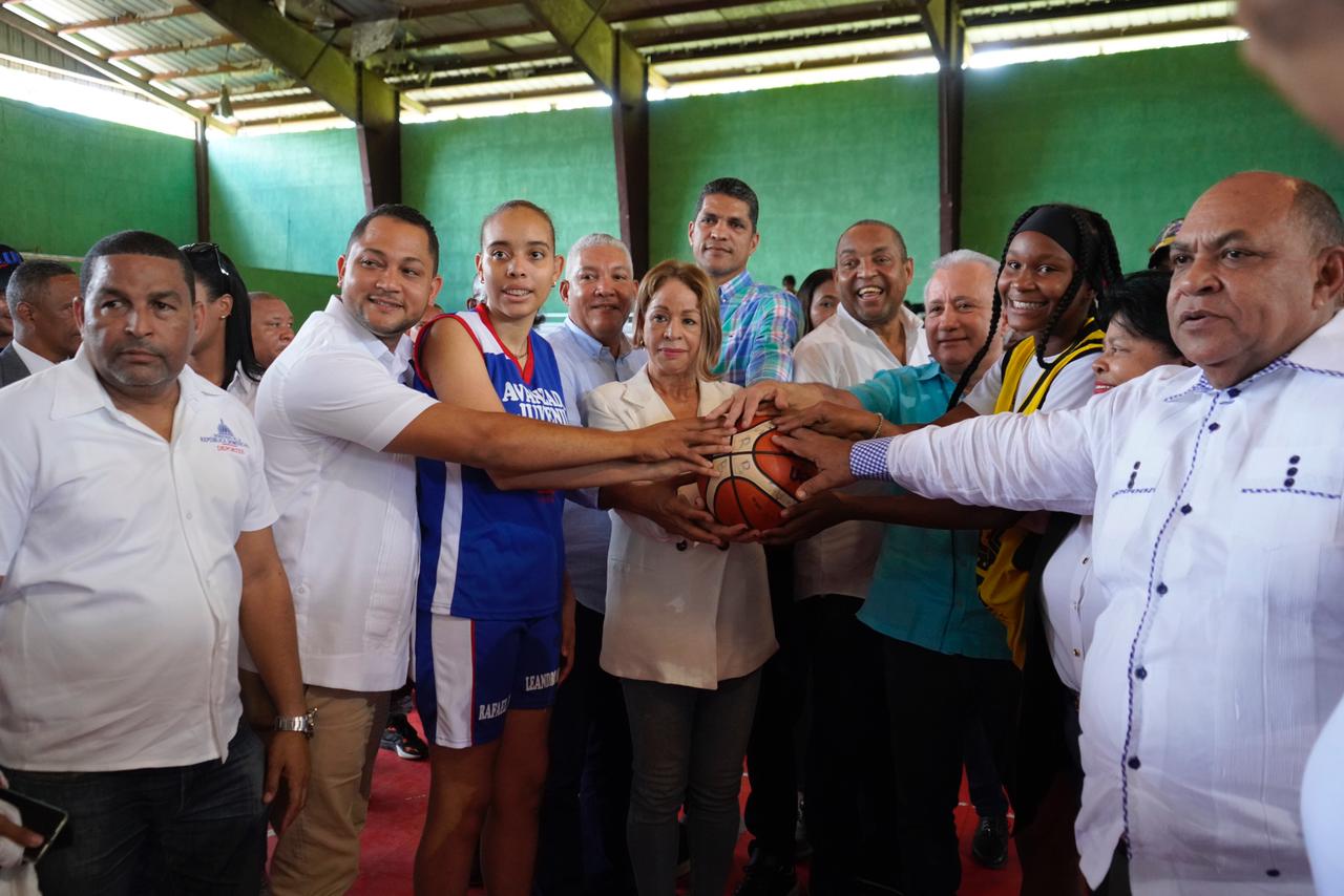 Autoridades dan inicio al Clásico Baloncesto U25 femenino de Libasado