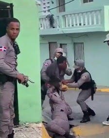 Cuatro policías forcejean con ciudadano al que parten cabeza