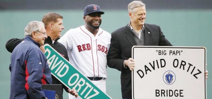 El Gobernador de Massachusetts Charlie Baker, a la derecha, el Alcalde de Boston Marty Walsh, segundo desde la izquierda, y el Presidente de la Cámara de Representantes de Massachusetts, Robert A. DeLeo, a la izquierda, durante la ceremonia previa al juego para honrar el retiro de David Ortiz el 2 de octubre de 2016 en Boston, Massachusetts. AFP