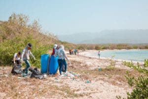Realizan jornada de limpieza en Playa Blanca de Azua
