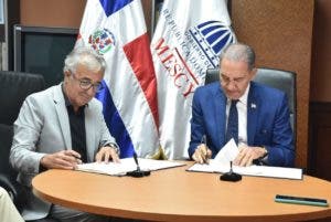 Firman acuerdo rediseñar planes estudios nuevos