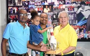 Ganan torneo de boliche de los padres