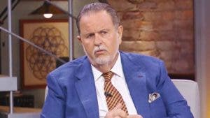 Raúl de Molina se defiende tras críticas  por no saludar de beso a La Materialista