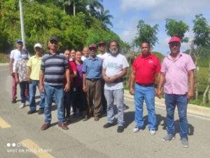 Vecinos rompen alcantarilla en vía
