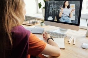 Educación híbrida para combatir la brecha digital en América Latina