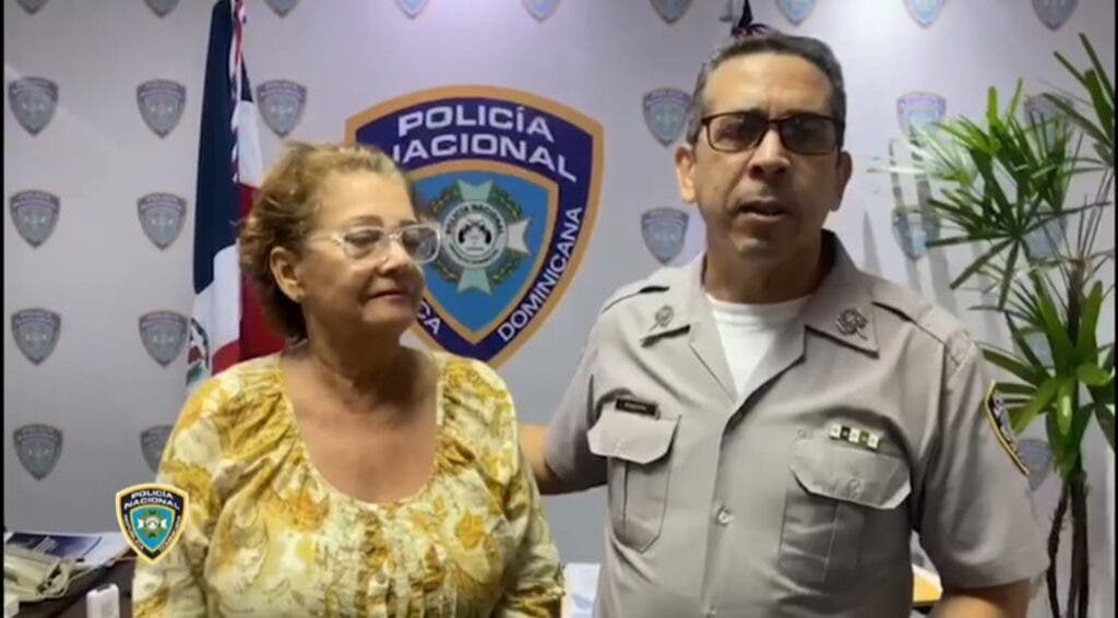 La señora Zulema Ercilia Abreu junto al vocero de la Policía, coronel Diego Pesquería, tras el arresto del hombre que la despojó de un celular.