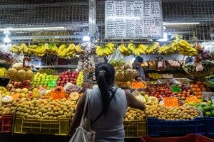 Venezolanos deben ganar unos 15 dólares diarios para canasta básica